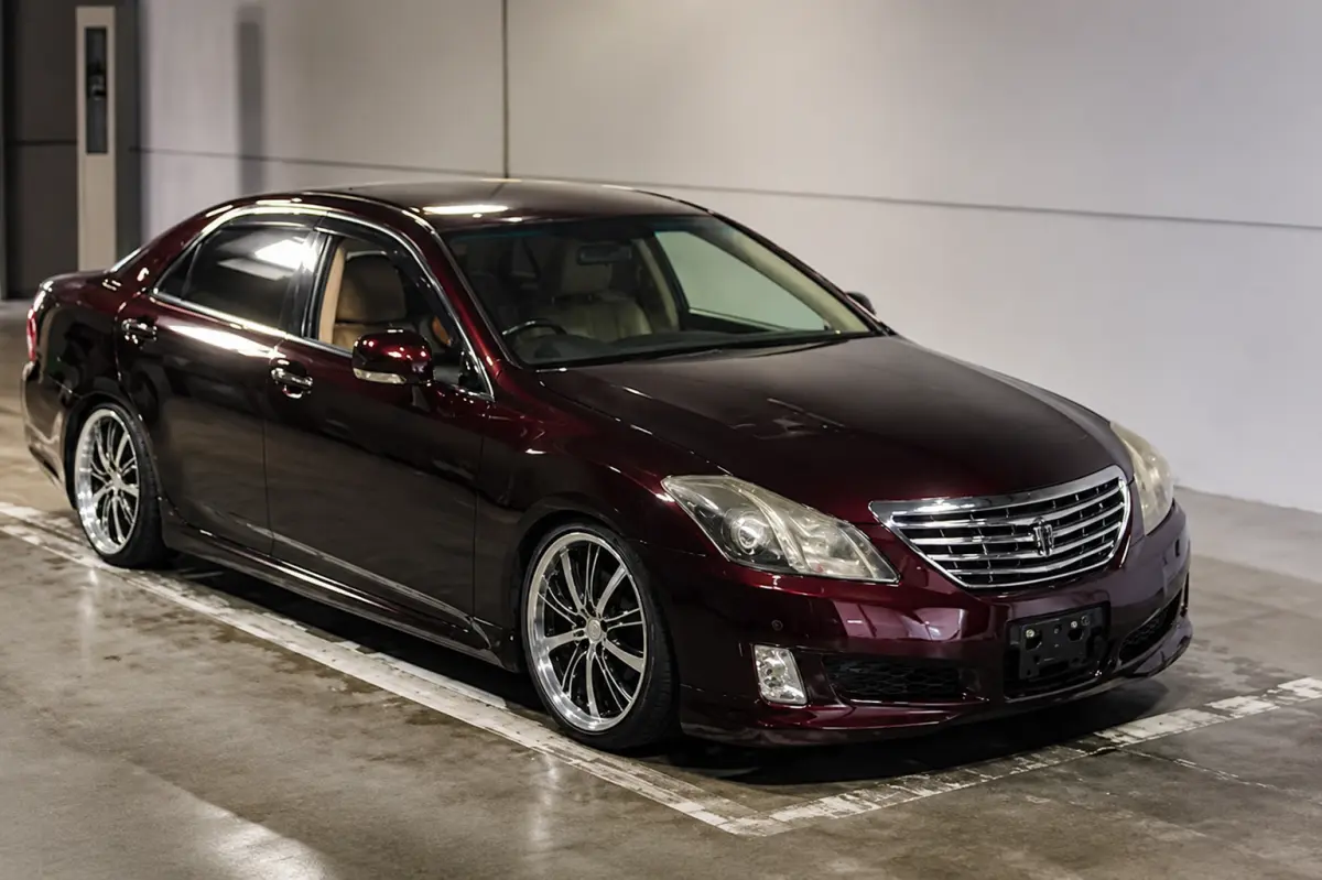 2009 Toyota Crown — Front exterior