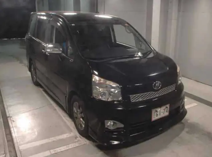2013 Toyota Voxy — Front exterior