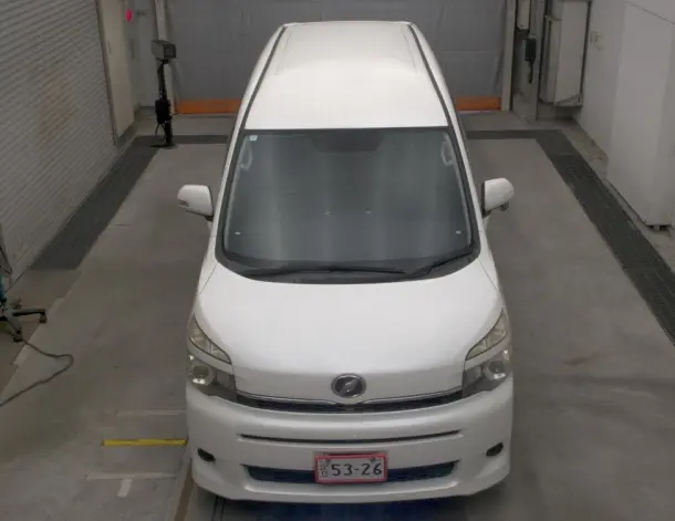 2013 Toyota Voxy — Front exterior