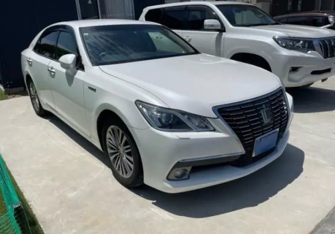 2015 Toyota Crown — Front exterior