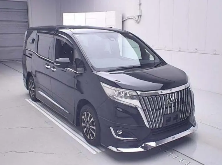 2018 Toyota Esquire — Front exterior