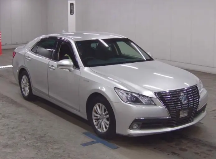 2015 Toyota Crown — Front exterior