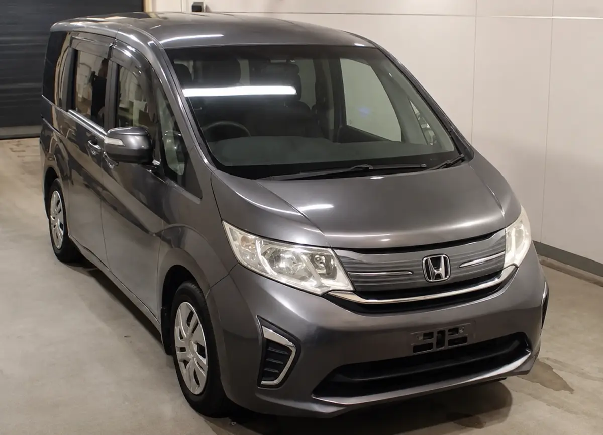 2015 Honda Step Wagon — Front exterior