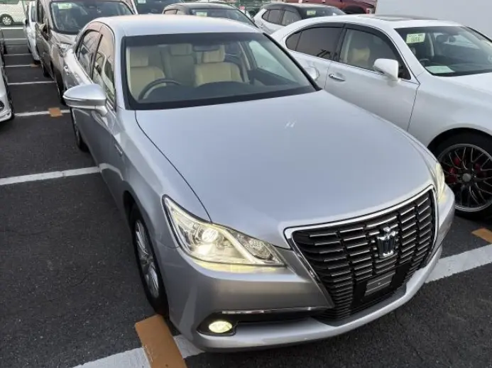 2015 Toyota Crown — Front exterior