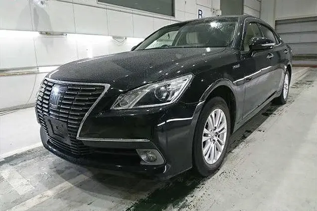 2015 Toyota Crown — Front exterior