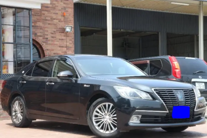 2015 Toyota Crown — Front exterior