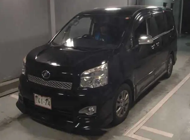 2013 Toyota Voxy — Front exterior