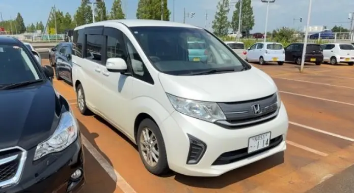 2015 Honda Step Wagon — Front exterior