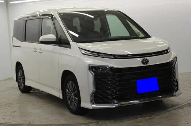 2022 Toyota Voxy — Front exterior