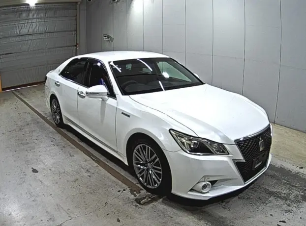 2015 Toyota Crown — Front exterior