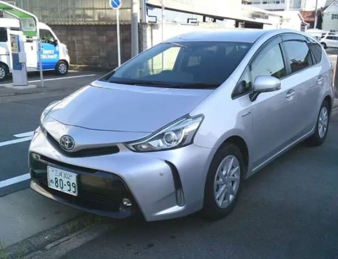 2018 Toyota Prius Alpha — Front exterior